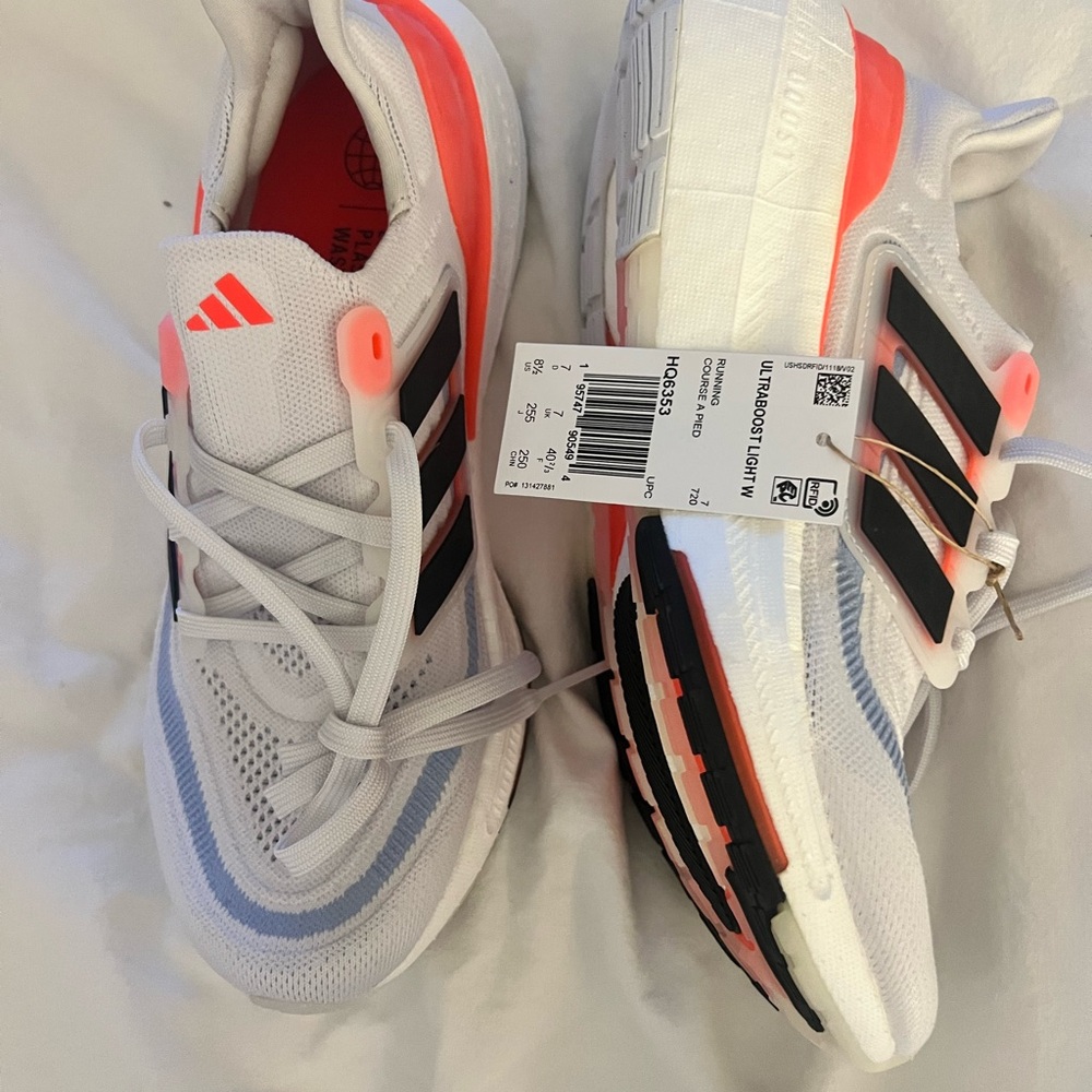 ADIDAS ULTRABOOST LIGHT W BRAND NEW W TAGS
8.5